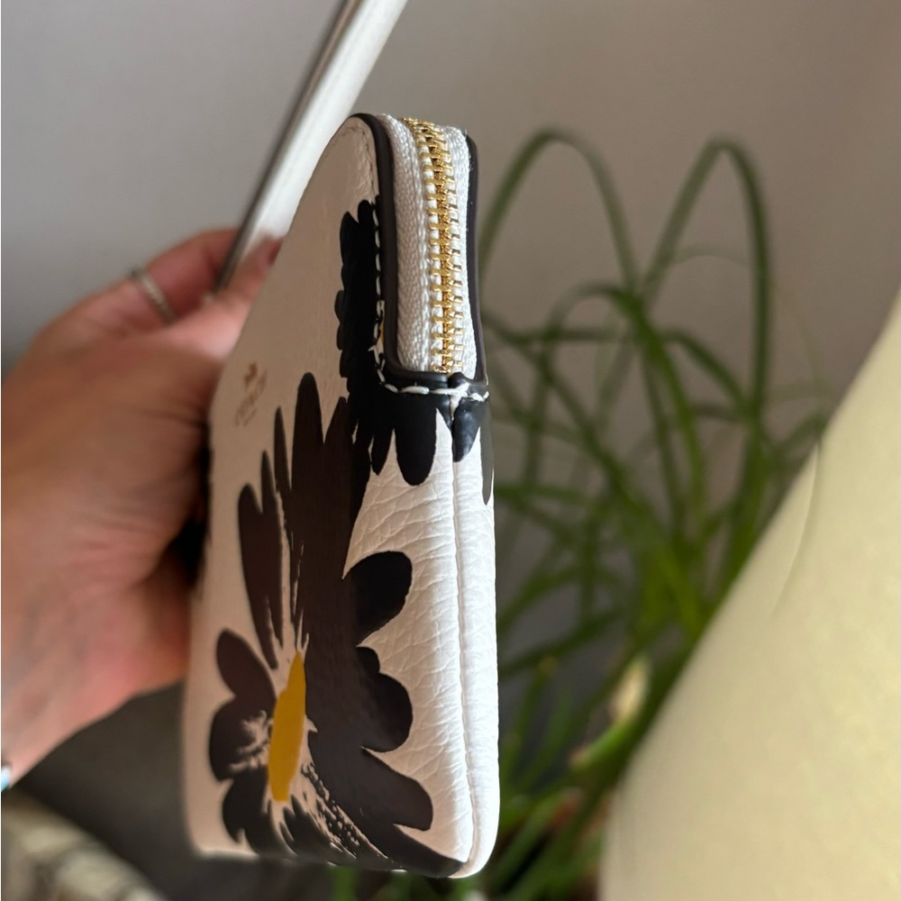 Authentic COACH Leather floral zip card wristlet - Picture 3 of 10